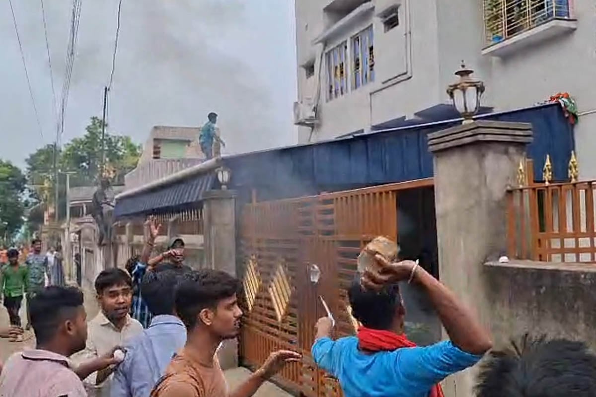 তৃণমূল পঞ্চায়েত প্রধানের উঠোনে আগুন, দুর্নীতির অভিযোগে বাড়ি ভাঙচুর ক্রুদ্ধ জনতা