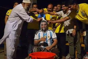 আর্জেন্টিনাকে সমর্থন করা ‘পাপ’! ১০ লিটার দুধে স্নান করে ব্রাজিলের সমর্থক হলেন বাংলাদেশের তরুণ