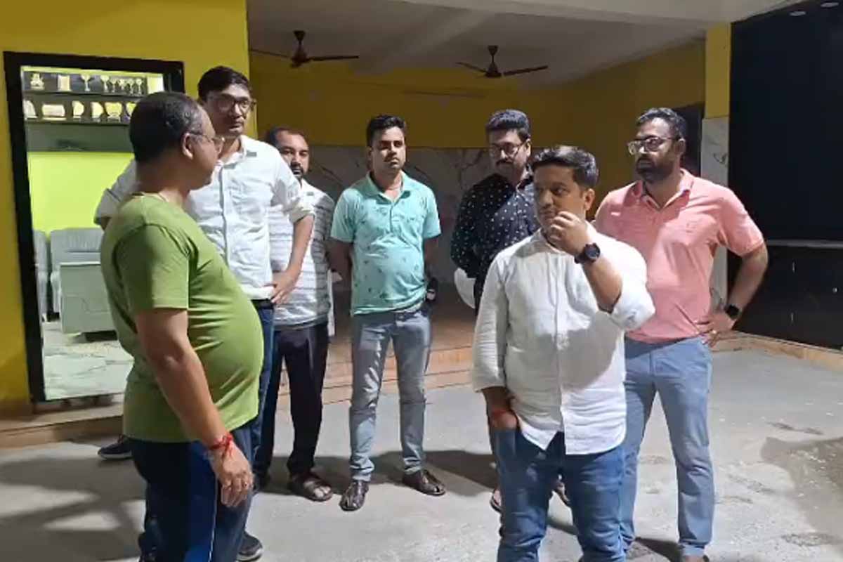 বেসরকারি স্কুলের সিকরুমে কন্ডোম! উদ্ধার লক্ষ লক্ষ টাকা, কাঁচরাপাড়ায় ব্যাপক চাঞ্চল্য