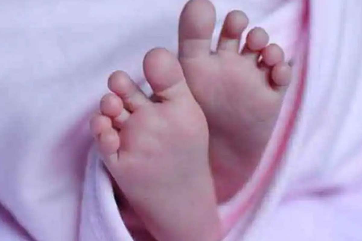 সন্তানের কান্নায় অতিষ্ঠ, ধারালো অস্ত্রের কোপে ৬ মাসের শিশুকন্যাকে গলা কেটে খুন মা’র!