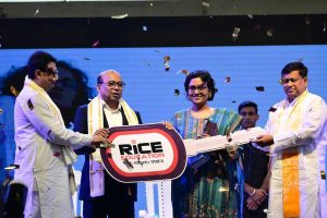 সরকারি চাকরির প্রস্তুতিতে চার দশক, সমাবর্তনের মঞ্চে উজ্জ্বল রাইসের কৃতীরা