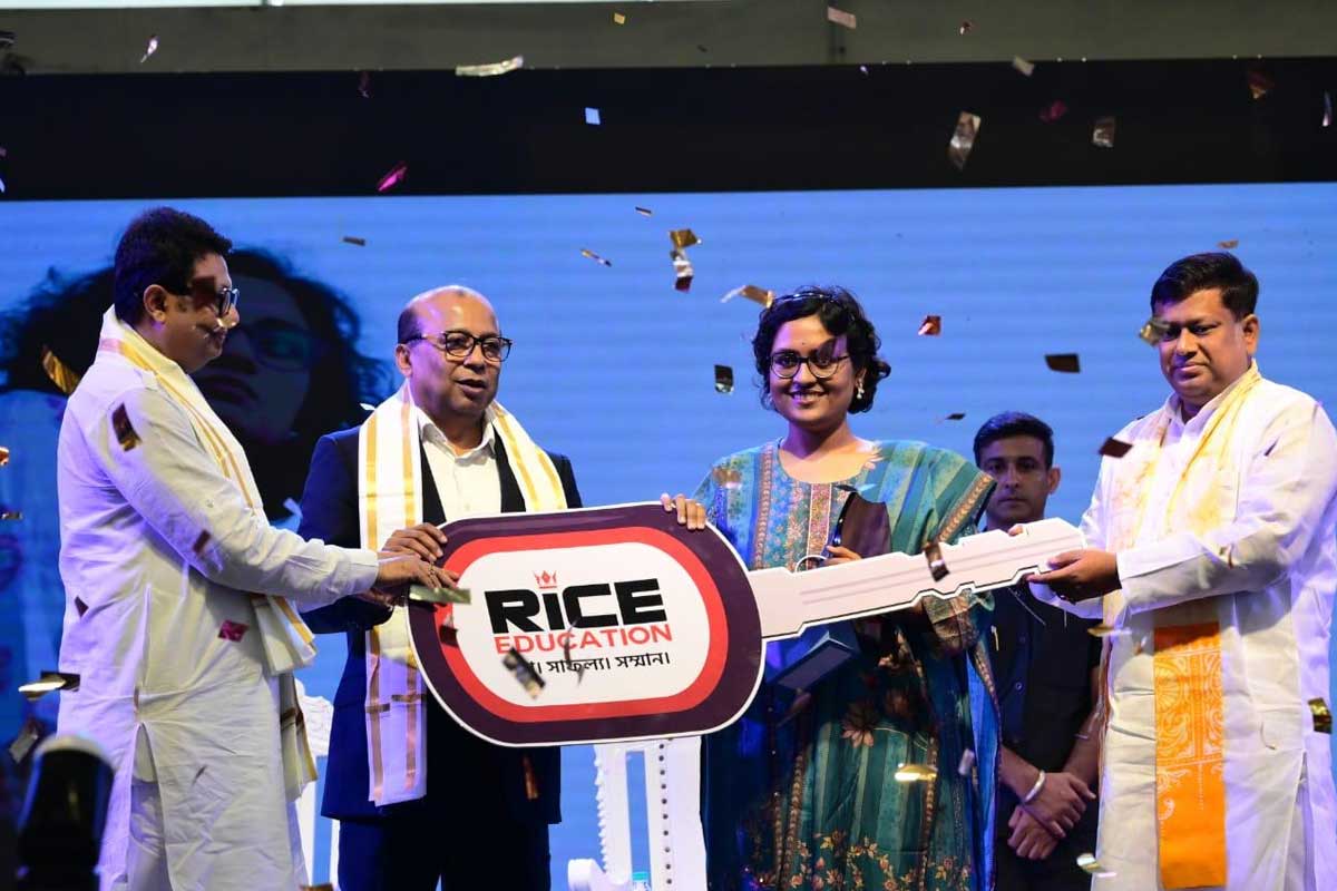 সরকারি চাকরির প্রস্তুতিতে চার দশক, সমাবর্তনের মঞ্চে উজ্জ্বল রাইসের কৃতীরা