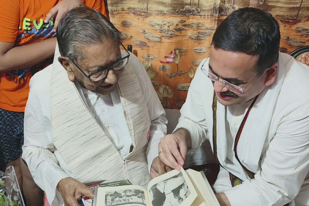 আবেগের নাম শ্যামাপ্রসাদ! ভারত কেশরী ‘ঘনিষ্ঠ’ শতায়ু অফিসারকে শ্রদ্ধা বিজেপি নেতার