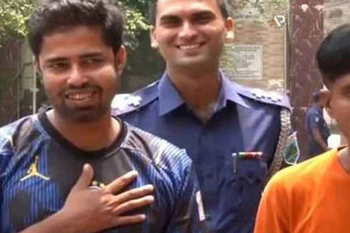 ধরা পড়ে মুখ নয়, জার্সির লোগো ঢেকে ব্রাজিলের ‘সম্মানরক্ষা’ বাংলাদেশি ডাকাতের! ভিডিও ভাইরাল