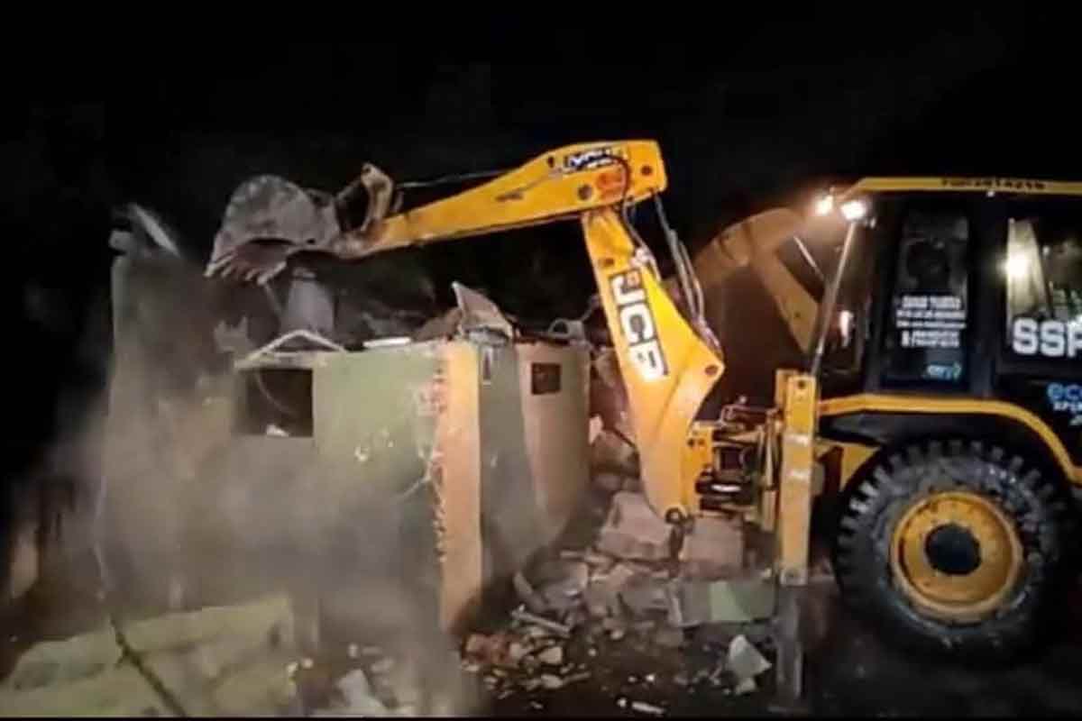 বুলডোজার ‘অ্যাকশনে’ থমথমে যাদবপুর, উচ্ছেদের বিরোধিতায় আটক সৃজন