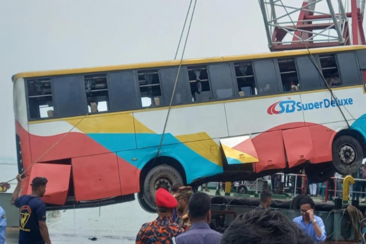 ফের পদ্মায় যাত্রীবাহী বাস! দুর্ঘটনা দৌলত‌দিয়া ফেরিঘাটে