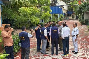 সই জাল কাণ্ডে তদন্তে ‘বাধা’, ঘণ্টাখানেকের বাদানুবাদ শেষে মমতার বাড়িতে ঢুকল সিআইডি