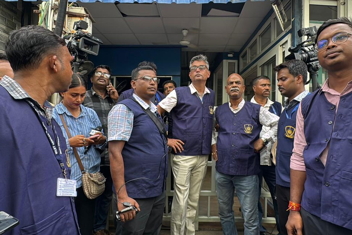 CID enters Mamata Banerjee's party office after an hour-long