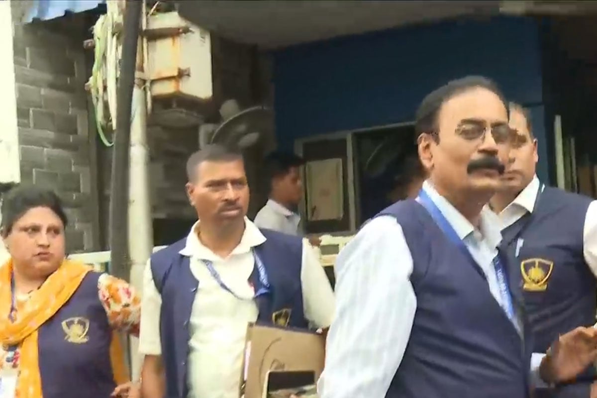 সই কাণ্ডে এবার মমতার কালীঘাটের বাড়িতে সিআইডি, মূল গেটের সামনে মোতায়েন মহিলা টিম