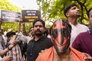 শুধু শিক্ষামন্ত্রীর পদত্যাগ নয়, দুর্নীতিমুক্ত দেশ গঠনে এই ৫ দাবি ‘ককরোচ জনতা পার্টি’-র, মানবে কেন্দ্র?