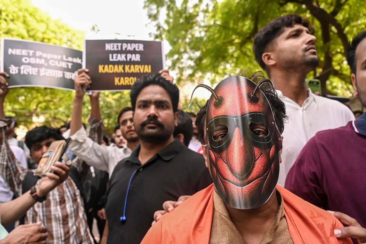 শুধু শিক্ষামন্ত্রীর পদত্যাগ নয়, দুর্নীতিমুক্ত দেশ গঠনে এই ৫ দাবি ‘ককরোচ জনতা পার্টি’-র, মানবে কেন্দ্র?