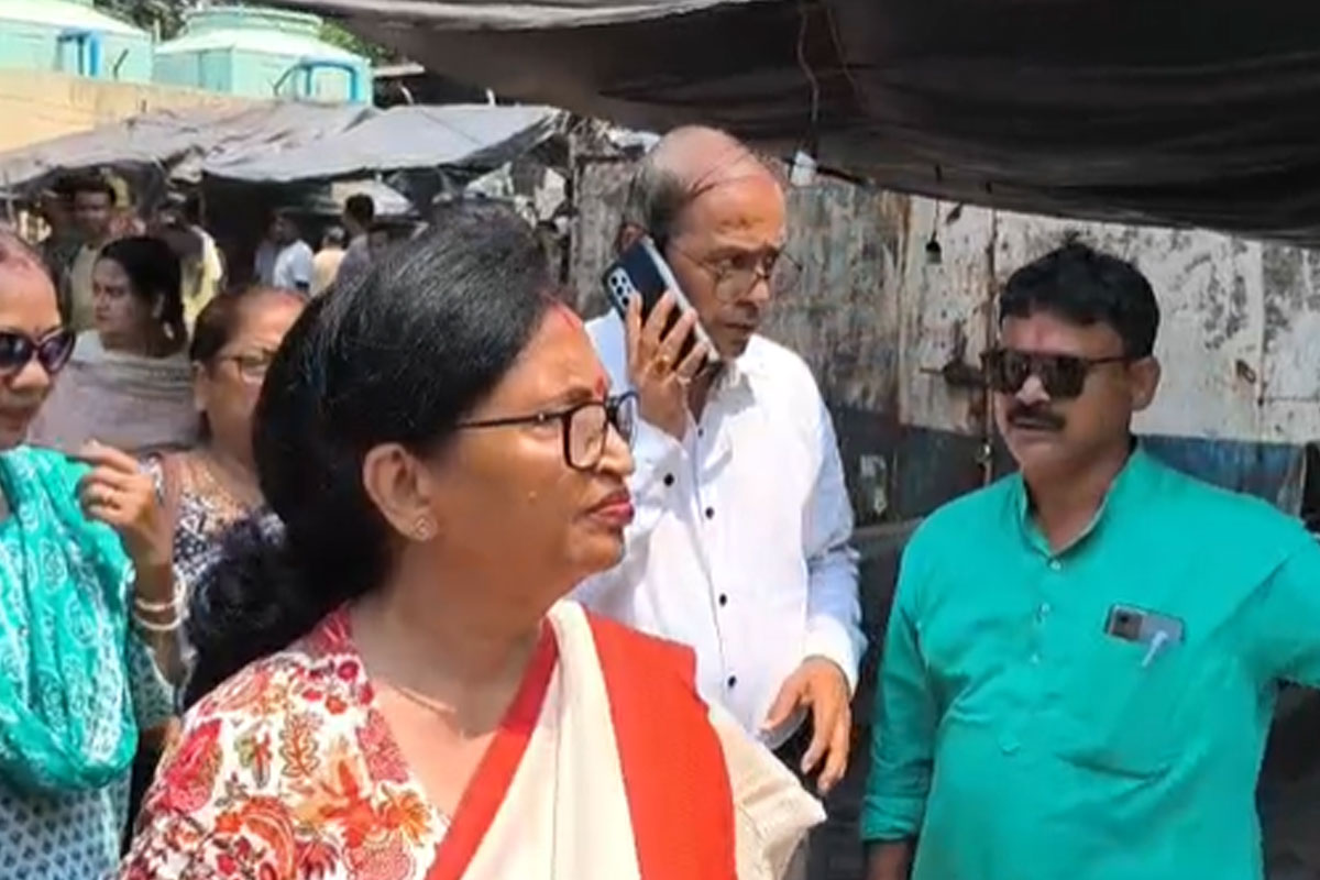 কালীঘাটের বাড়ি থেকে বেরচ্ছেন মমতা