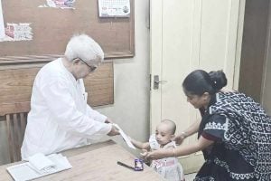 সাবাশ খুদে কমরেড! জন্মদিনে পাওয়া অর্থ হকারদের জন্য বিমান বসুর হাতে দিল ২ বছরের কন্যা