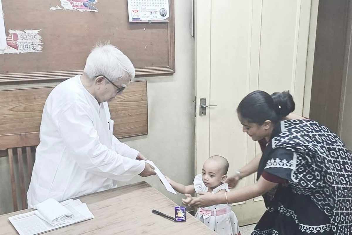 সাবাশ খুদে কমরেড! জন্মদিনে পাওয়া অর্থ হকারদের জন্য বিমান বসুর হাতে দিল ২ বছরের কন্যা
