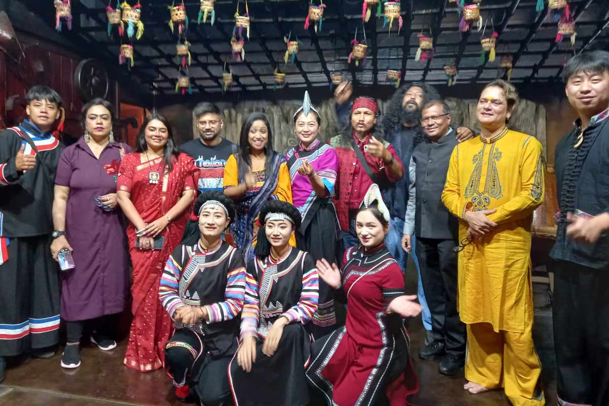 চিনে অভ‌্যর্থনা জানাল রোবট, ছবি আর নাচগানে ড্রাগনের দেশ মাতাচ্ছে বাঙালিরাই