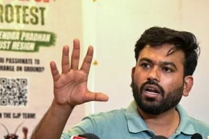 ‘ককরোচ’ দিপকেকে চড়! অভিযুক্তদের মালায় বরণ, ভিড়ের মধ্যে স্লোগান উঠল ‘ইনকিলাব জিন্দাবাদ’
