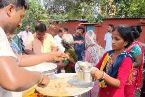 দোকান উচ্ছেদে রাতারাতি বেকার! ব্যবসায়ীদের পাশে দাঁড়াতে হাবরায় কমিউনিটি কিচেন বামেদের