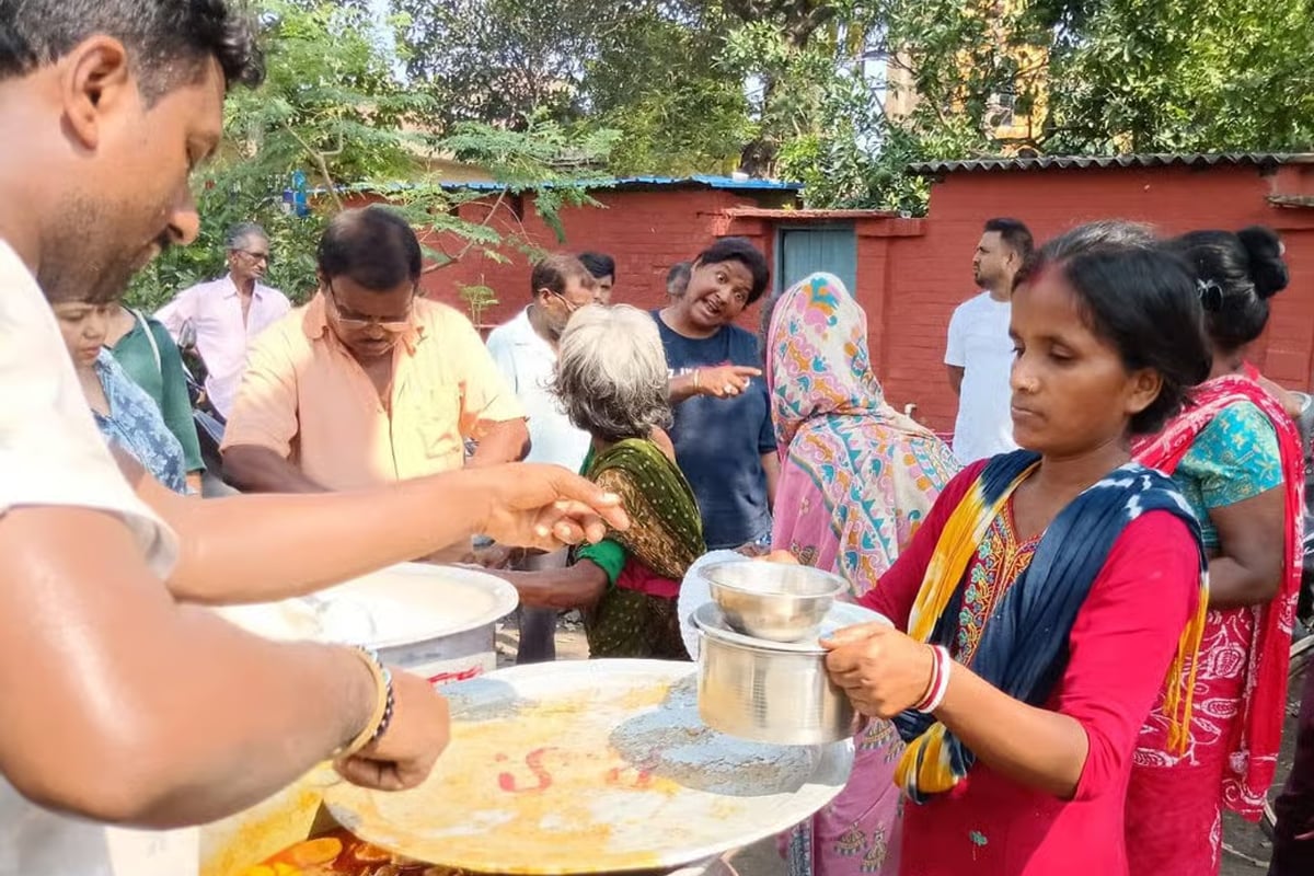 দোকান উচ্ছেদে রাতারাতি বেকার! ব্যবসায়ীদের পাশে দাঁড়াতে হাবরায় কমিউনিটি কিচেন বামেদের