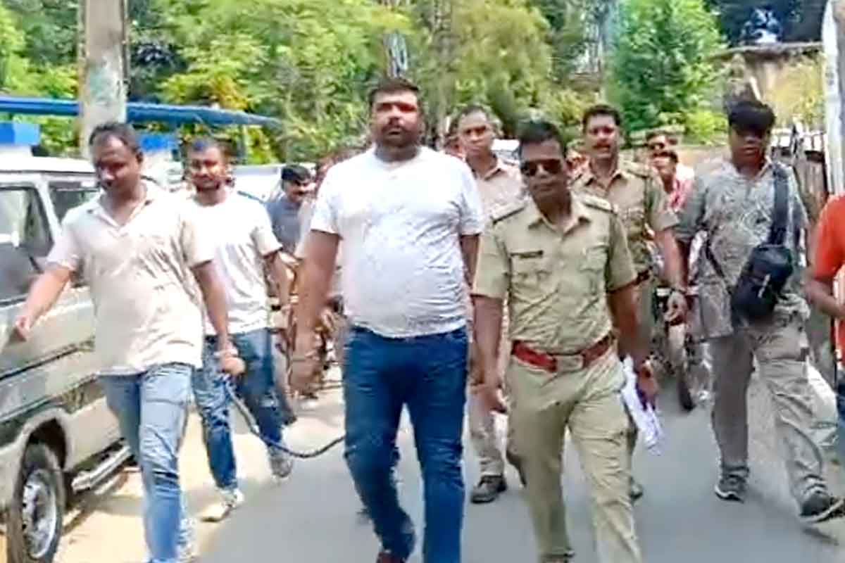 অস্ত্র মজুত থেকে মাদক পাচার! তৃণমূলের ‘গুণধর’ কাউন্সিলরকে দড়ি পরিয়ে হাঁটাল পুলিশ