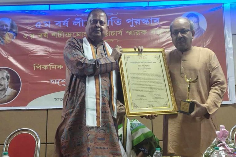 ৭০-এর দশকের বারুদ-ইতিহাসের স্বীকৃতি, পুরস্কৃত অশোককুমারের উপন্যাস ‘আটটা নটার সূর্য’