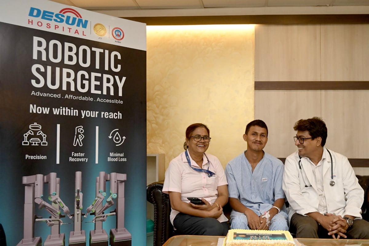দীর্ঘ যন্ত্রণা, মিলছিল না রোগের হদিশ, ডিসান হসপিটালে রোবোটিক অস্ত্রোপচারে সুস্থ বাংলাদেশি তরুণ