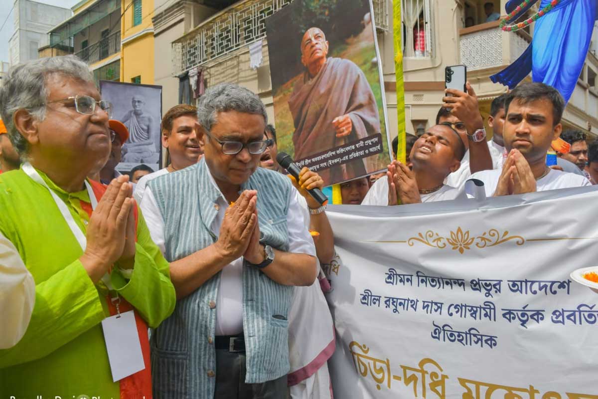 পানিহাটির ৫১০ বছরের ঐতিহ্য এবার কলকাতায়, চিঁড়া-দধি মহোৎসবে মাতলেন শয়ে শয়ে ভক্ত