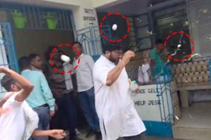 পুলিশকে হুমকি দেওয়ার অভিযোগে গ্রেপ্তার তৃণমূল নেতা, থানার সামনেই ‘ডিম থেরাপি’
