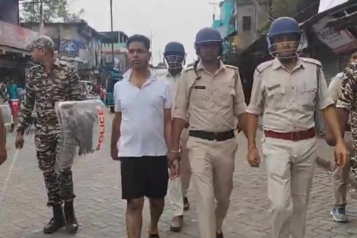পরনে গেঞ্জি-বারমুডা, লজ্জার লেশমাত্র নেই! জাহাঙ্গিরকে ফলতা ঘোরাল পুলিশ, মাথা উঁচু করেই হাঁটলেন ‘পুষ্পা’