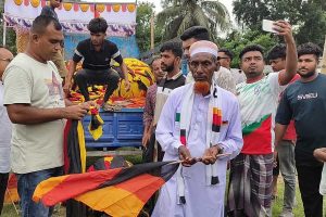জার্মানির জাবরা ফ্যান, জমি বিক্রির অর্থে ৮ কিমি দীর্ঘ পতাকা বানিয়ে তাক লাগালেন বাংলাদেশি ভক্ত!