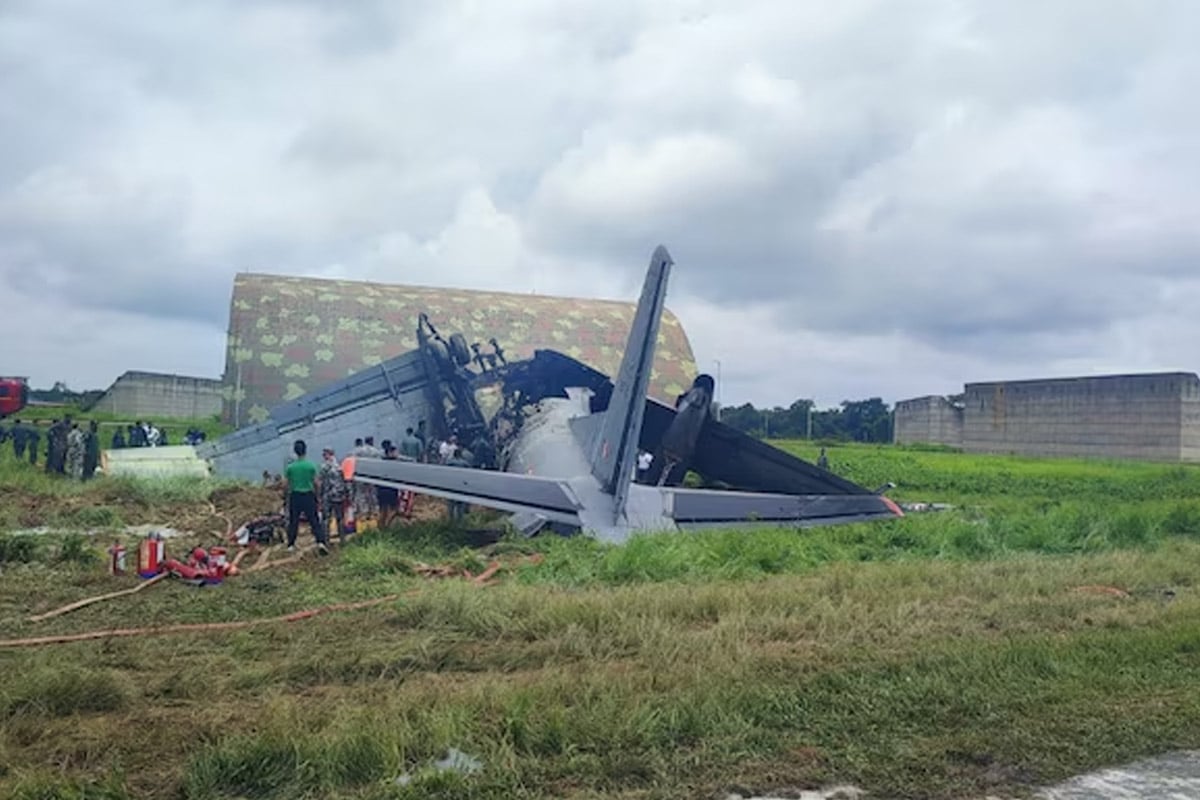 ল্যান্ডিংয়ের পরই ভেঙে গুঁড়িয়ে গেল বায়ুসেনার বিমান! বড়সড় দুর্ঘটনা জোড়হাতে