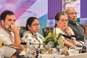 তৃণমূল-সহ একাধিক দল ‘গ্রাস করে’ অখণ্ড কংগ্রেস! ২০২৯ ভোটের আগে নতুন ছক রাহুল গান্ধীদের?