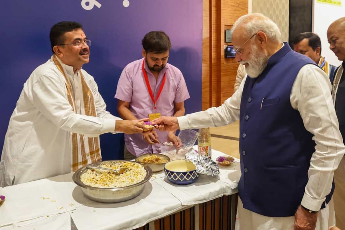 শুভেন্দুর হাতে তৈরি ঝালমুড়ি খেলেন মোদি, কী বললেন নমো?