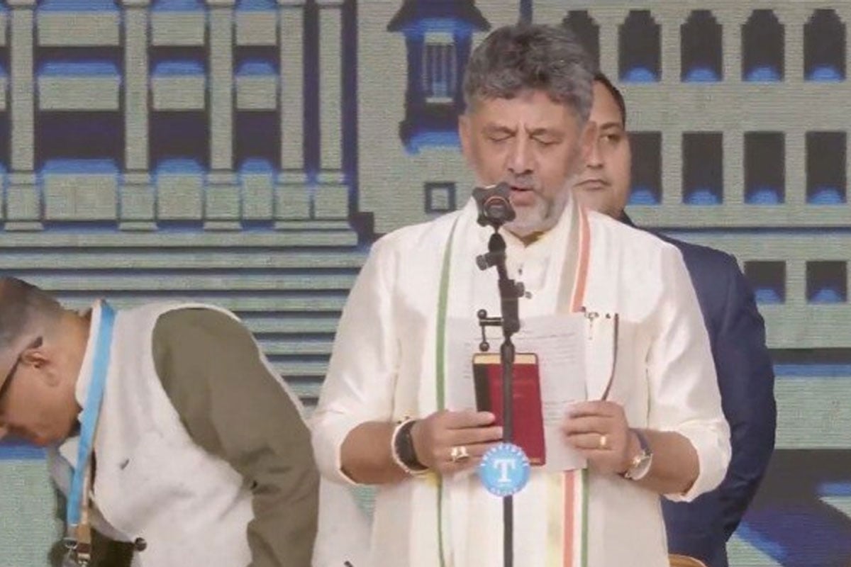 অবশেষে কর্নাটকের মুখ্যমন্ত্রীর চেয়ারে শিবকুমার, সংবিধান হাতে শপথ নিলেন