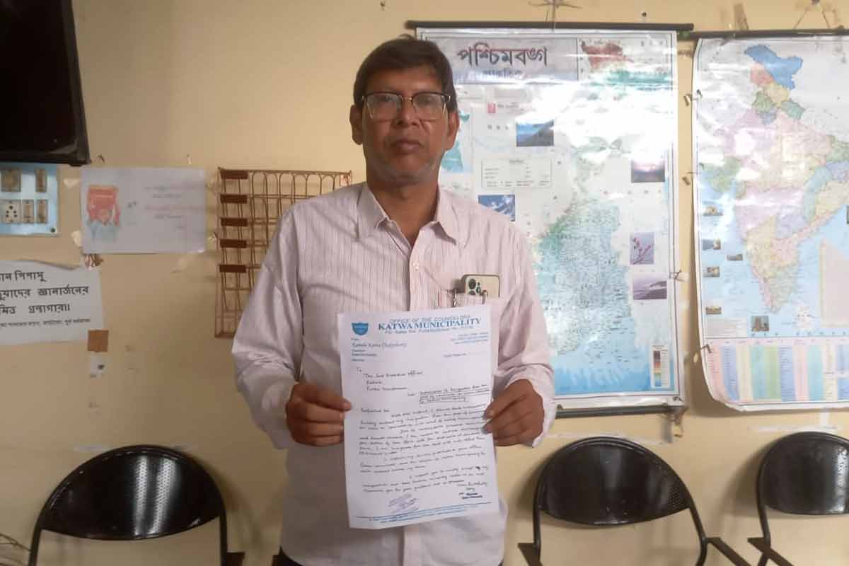 দীর্ঘ ‘অসুস্থতা’, এবার ইস্তফা কাটোয়া পুরসভার চেয়ারম্যানের