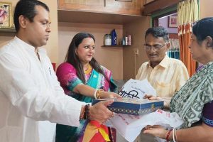 মাছ-মাংসের হরেক পদ! ‘হাতে সময় কম’ বলেও প্রথম জামাইষষ্ঠীর ভোজ খেলেন বিধায়ক কৌস্তভ
