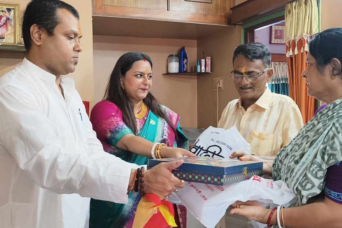 মাছ-মাংসের হরেক পদ! ‘হাতে সময় কম’ বলেও প্রথম জামাইষষ্ঠীর ভোজ খেলেন বিধায়ক কৌস্তভ