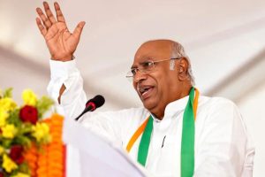 বেঙ্গালুরুতে কংগ্রেসের সভাতেই থমকাল ভাষণ, দলীয় কর্মীদের ‘অকর্মণ্য’ বললেন খাড়গে