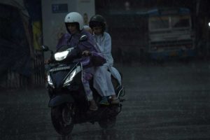 রবিদুপুরেই নামল সন্ধ্যা, কালো মেঘে অঝোর বৃষ্টিতে ভাসল তিলোত্তমা