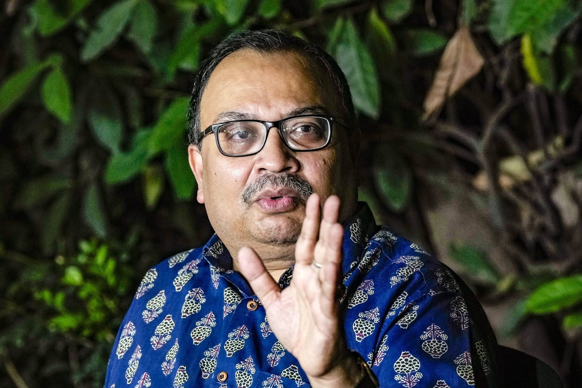 কালীঘাটে কুণালকে ডিম! মমতার বাড়ির সামনে আক্রান্ত বেলেঘাটার বিধায়ক