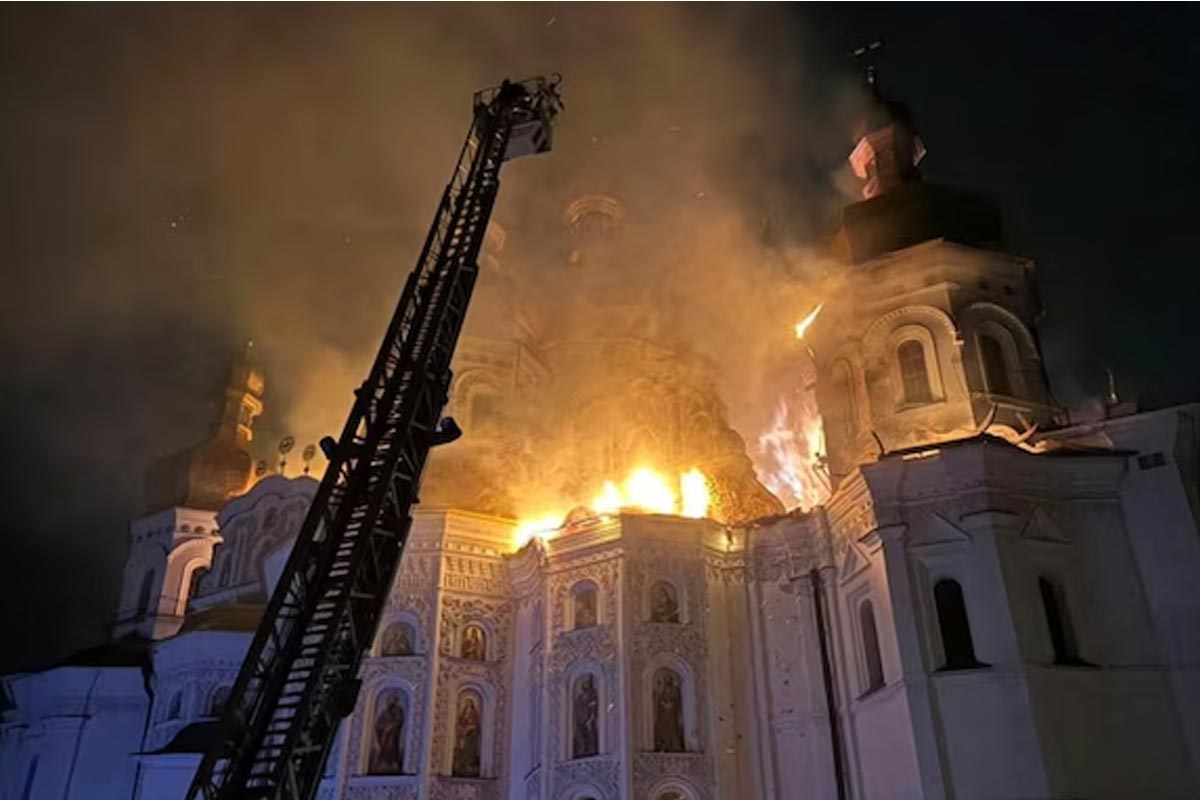 রুশ ক্ষেপণাস্ত্রে পুড়ে গেল কিয়েভের একাদশ শতকের ঐতিহাসিক ক্যাথেড্রাল! হামলায় মৃত ১১