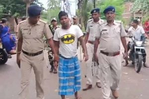 পরনে ‘ব্যাটম্যান’ গেঞ্জি-লুঙ্গি, ফলতার জাহাঙ্গিরের পর মগরাহাটেও তৃণমূল নেতাকে হাঁটাল পুলিশ