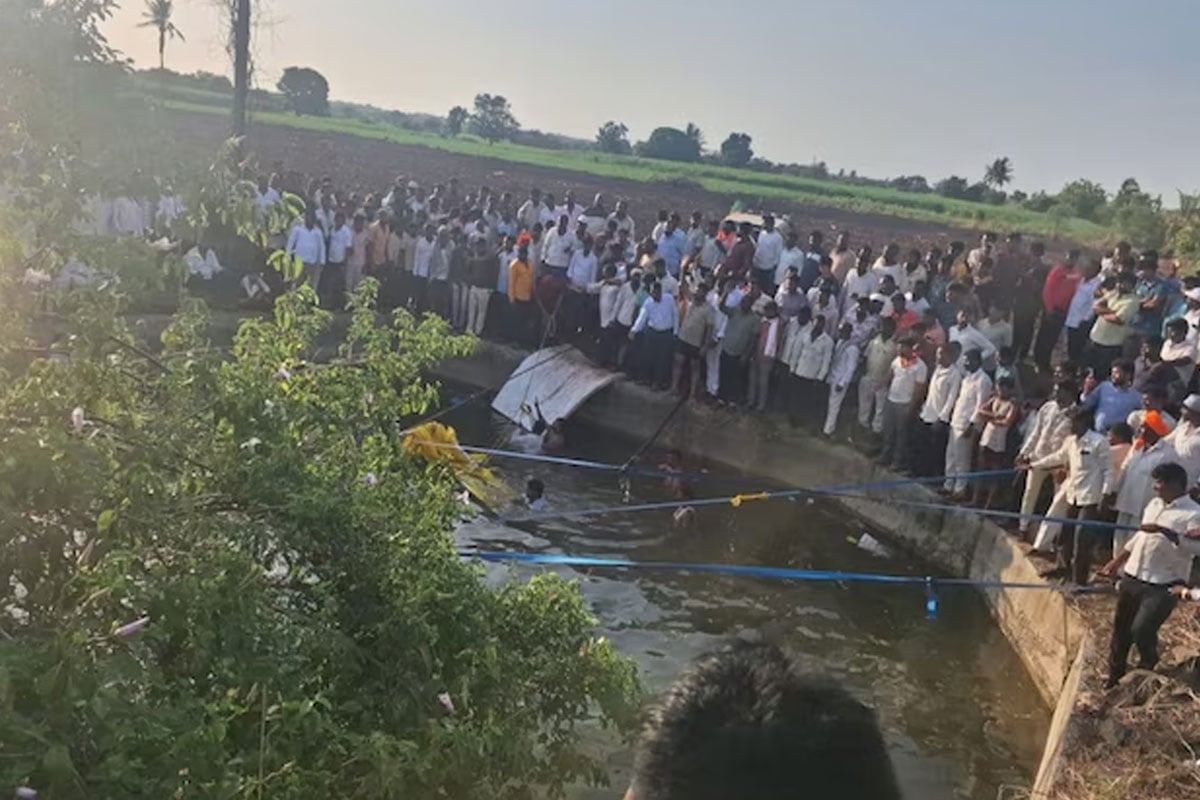 নিয়ন্ত্রণ হারিয়ে রাস্তার ধারের জলাশয়ে পড়ল তীর্থযাত্রী বোঝাই গাড়ি, মহারাষ্ট্রে মৃত ৮