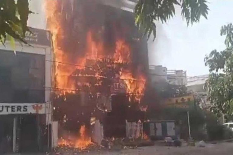 লখনউতে ভয়াবহ অগ্নিকাণ্ড, হাতরাস ও আগ্রা সফর বাতিল করলেন যোগী