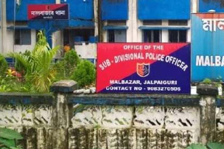 চা শ্রমিকদের লক্ষ লক্ষ টাকার ‘প্রতারণা’ তৃণমূল নেতার, অভিযোগ দায়ের হতেই পলাতক