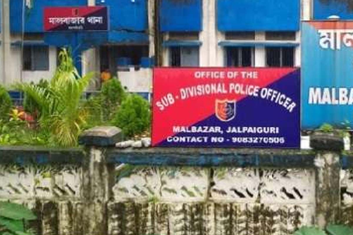 চা শ্রমিকদের লক্ষ লক্ষ টাকার ‘প্রতারণা’ তৃণমূল নেতার, অভিযোগ দায়ের হতেই পলাতক