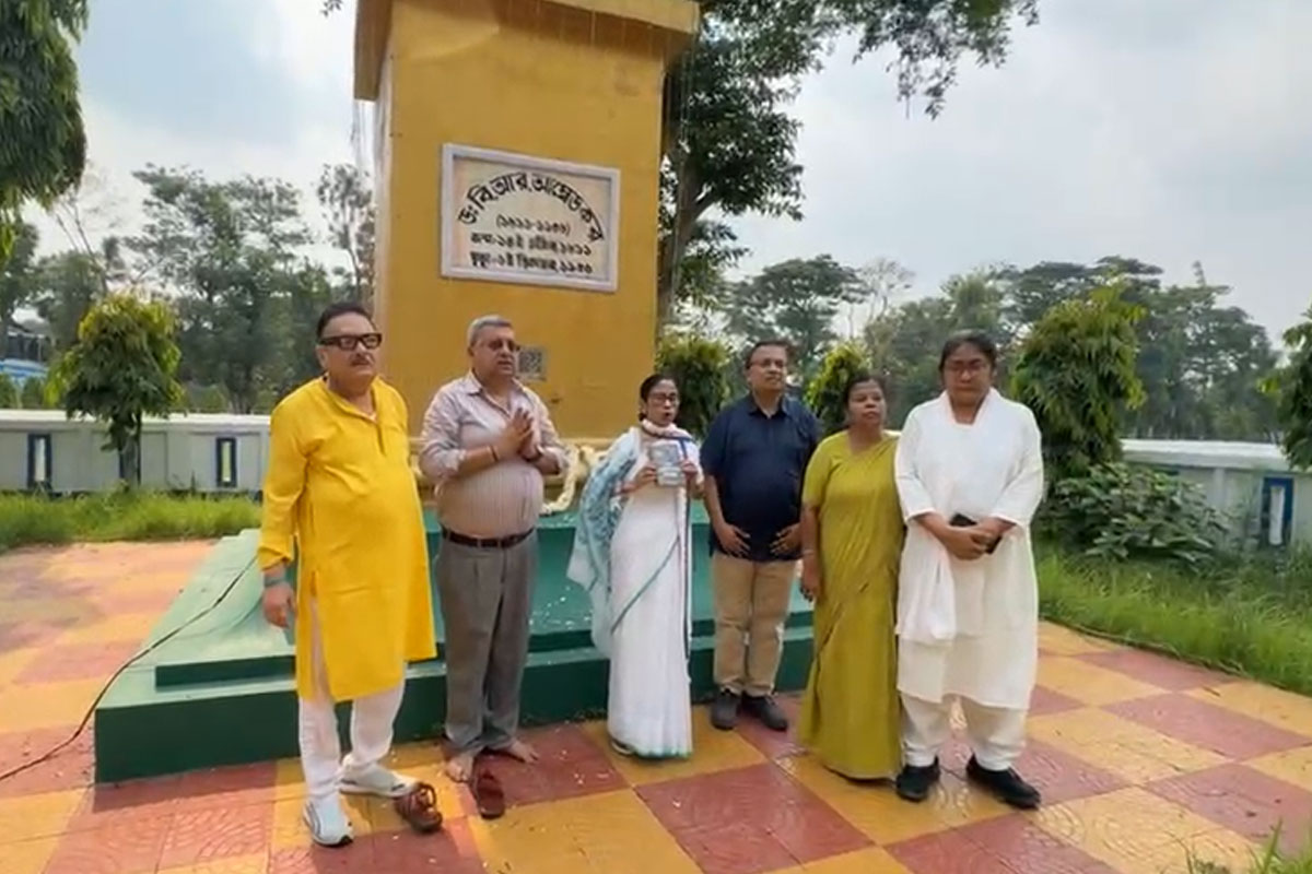 গান্ধী মূর্তির পাদদেশে মমতা 