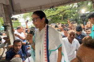 ‘ভয় পাবেন না’, প্রবল হট্টগোলের জেরে ওয়াই চ্যানেলে ভাষণ থামালেন মমতা 