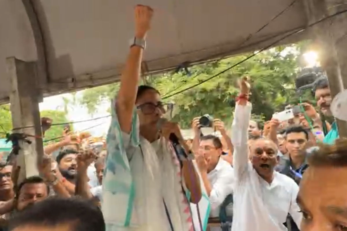ধরনায় মমতা