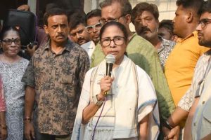 ভেঙে খানখান সাধের দল! ‘বিদ্রোহী’দের ফেরাতে জনে জনে ফোন করছেন মমতা
