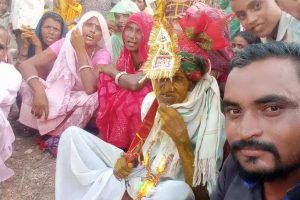 ৬০ বছরের বর, ৫৮-র কনে! পঁচিশ বছর লিভ-ইন সম্পর্কে থাকা বাবা-মায়ের বিয়ে দিলেন সন্তানরা